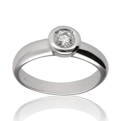 Anillo "Sus" oro blanco 1ª ley 18K con diamante